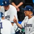 【西武】栗山巧が引退試合の前に４人の子供から花束贈呈され感激
