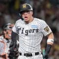 ２日連続で甲子園に怒号　阪神・佐藤輝が死球受けて大ブーイング　小笠原の１４６キロが右手付近直撃　前日死球で途中交代の森下もベンチから大声