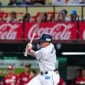 【西武】栗山巧が４打席目に中前打　ベンチ前で全選手が出迎える中、スタンドから涙の栗山コール