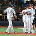 【西武】栗山巧が引退試合の勝利後に最前列で選手を迎え、喜びのハイタッチ