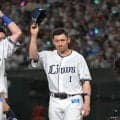 西武　栗山巧が涙　楽天・岸からの花束が贈られる　引退セレモニー