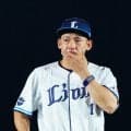 【西武】栗山巧が花束贈呈で涙　同期入団の中村剛也は満面の笑みで記念撮影