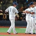 【西武】栗山巧が涙の花束贈呈　１学年先輩の中島宏之氏、片岡保幸氏もサプライズ登場