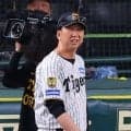 【阪神】藤川監督が思わず「WHY？」ポーズ　坂本勇人ハーフスイング判定で四球となり２死満塁