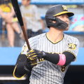 阪神・佐藤輝明が死球受ける、前日には森下翔太が負傷交代、甲子園は連日の怒号