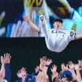 胴上げに紛れた“人物”に「泣いてまう」　背番号1に最後のサプライズ…ファン感涙「愛が詰まってる」