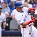 「随分おかしな伝え方するじゃん」岡本和真の28号ソロが「幻にさせられるところだった」MLB公式に“ツッコミ”も…「ただ普通にフェンスを超えただけだ」