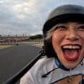 ぱーてぃーちゃん信子、レースクイーン姿でママチャリ爆走「弄ばれる信子」「いろいろ見えてる（笑）」名コースでの珍走話題