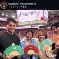 「私服姿の奥様も美しい」国際結婚から１年、五輪金メダリストがポーランド元代表美人妻とバスケ代表戦観戦　黒シースルーのシックな装いで肩を寄せ合う