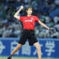 元バレー女子日本代表の狩野舞子が始球式　ノーバンならず手を頭に当てて悔しげな表情　１８５センチ美フォームから速球を投げ下ろす