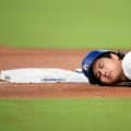 大谷翔平、右肘に143キロ死球が直撃、苦悶の表情　塁上でさすりながら気にするそぶりも