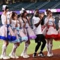 ソフトバンク　なぜ？モイネロがアイドルグループとほっこりシーン　たまたま通りかかる→一緒にポーズ決め記念撮影！左腕の人柄にじんだ光景