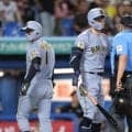 阪神　森下翔太に深谷球審が詰め寄る→佐藤輝明が間に入って制止　ストライクの判定で緊張感漂うワンシーン