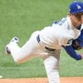 山本由伸が頭を抱えて驚き拍手　二塁・ロハスがダイビングキャッチにジャンピングスロー　再三の好守で後押し→４回までノーノーで応える