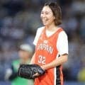 元バスケ女子日本代表の宮崎早織が始球式　バスケのビブス着て登場　ノーバンならずも山なりワンバウンド投球に歓声　２１年東京五輪銀メダリスト