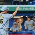 佐藤輝明、衝撃の2打席連続34号　右へ左へ止まらぬバットに神宮騒然