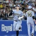 【阪神】佐藤輝明の34号は珍しい「フェンス直撃」アーチ　確信歩きも数センチの差で本塁打に