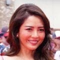 菊池雄星の妻、瑠美さんが白タンクトップ＆ショートパンツで観戦ショット　ネット裏で愛息と笑顔