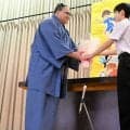 大相撲新十両の丹治関、福島市の母校中学で後輩を激励