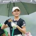 金田久美子が前半終えて６アンダーで単独首位、都玲華は３打差で追う　国内女子第１日