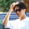 ｢どこかの国の王子様やろ…｣リヨン加入3日目の中村敬斗、優雅なワイングラス観戦が話題！｢これがフランスか…｣｢何やっても絵にしかならない男｣