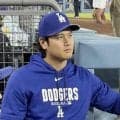 ２試合連続スタメン外の大谷翔平が八回表からベンチに登場　山本由伸とにこやか笑顔で談笑　ひまわりの種を食べる　
