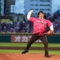新日本プロレス　棚橋弘至社長がストライク始球式「引退してからの方がうまくいきましたね（笑）」　声を上げて豪快投球　右打者の外角にズドン、場内歓声