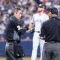 審判団が集まり試合が約３分間中断も説明なし　場内ざわつく　解説者「これだけ試合が止まって説明がなかったらお客さんブーイングですよね」　投手のセットポジションを注意か
