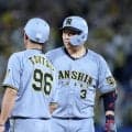 【阪神】大山悠輔の顔面めがけ危険ボール　ヘルメット飛ばして間一髪　ファンは悲鳴と怒号