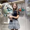 【女子ゴルフ】人気プロ・吉田鈴がスカート姿でイベント登場「かわいい！」　紺色や水色のウェアが多い理由とは…