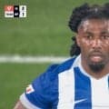 「何やってるんだ！」“衝撃オウンゴール”に世界騒然！元スペイン代表MF、新天地デビュー戦で悲劇…「なんてゴラッソだ」「信じられない軌道…」