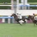 「母を彷彿とさせる鬼脚」「伝説の新馬戦」G1･4勝の名牝の仔が“良血対決”制す…ファンは競馬ドラマにも感慨「エモい」