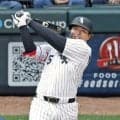村上宗隆が２試合連続の先制打！一、二塁間をぶち抜くタイムリーに本拠地大歓声　気迫全開で両手をたたく