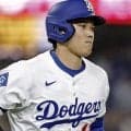 大谷翔平がベンチで代打準備のシーン　４試合連続スタメン落ちも回復　八回２死からベッツ逆転３ランでひっくり返す