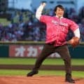 プロレス界のレジェンドに大歓声　「僕のモットーは全力」…棚橋弘至さんが豪快なノーバウンド投球にドヤ顔