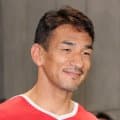 中田英寿さん、くっきりと血管が浮き出た上腕にたくましさ　紺色シャツにカーキのオーバーオール