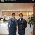 「奇跡のツーショット」異例転身から３年…元タイトルホルダーの５４歳が経営のカフェに城島健司氏が来店　スリムなイケオジに「たまらない」「元気そうで」