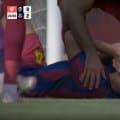 「息できてるのかこれ」バルサのスペイン代表DFが顔面直撃…“味方と”交錯で負傷交代「ぶつかったロドリがめっちゃ心配そう」