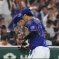 中日・岡林がスーパーキャッチ　投手の柳が肩をもみもみして労う　２死満塁で投手・戸郷の右中間への打球をぎりぎりで捕球