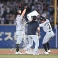 ロッテ・山口　今季３度目のサヨナラ打「松川に『バケツ用意しておけよ』」ウォーターシャワー用の水を発注「絶対決めてやると思った、サヨナラ男なんで」有言実行の殊勲打