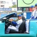ＤｅＮＡ新リリーフカーお披露目　ターコイズブルーの新相棒に伊勢「しっかり目立つ」