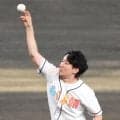 雨男？の古川アナが念願の始球式　ノーバンならずも「ありがとう」　３度目の機会でようやく実現、過去２度は雨天中止、この日は遅延も　右打席の鷲尾アナが豪快空振り