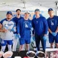 ドジャース　サイ・ヤング賞左腕コンビがアイスクリームを！？恒例行事でフロント職員へ感謝「偉大なドジャー」「心を温めてくれる」ファン反響