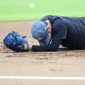 オリックス　若月健矢がグラウンドに倒れ込む　ノックの打球がイレギュラーして顔面に直撃　試合前のアクシデントで騒然