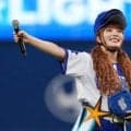 美人歌手の“頭上”に「なんで!?」　大胆衣装で絶妙のバランス感覚…可憐な一球が「ステキだ」