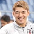 赤ちゃんに顔くっつきそう！堂安律　妻の誕生日に「可愛すぎる」家族写真　妻への優しさ溢れる言葉「尊敬」の２文字ににじむ温かさ