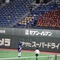イチロー氏が１人で外野席の吹奏楽部のもとへ　フィールドから見上げてあいさつ→高校生も直立不動で耳を聞き入る　試合中の演奏に拍手を送るシーンも