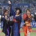 妖艶３姉妹が神宮で始球式　怪盗キャッツアイが快投？怪投？　藤原紀香と剛力彩芽の投球が交錯するハプニングで場内どよめき　高島礼子は下投げ