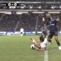 何が起こった！？長友佑都、驚きの“回転キープ”にスタジアム大歓声「本当に40歳？」倒されても驚異の体幹で粘り