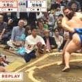 「余計に目立つ」親方の背後に有名俳優 出で立ちが話題 「いつものイケメンが居る」ネットざわめき